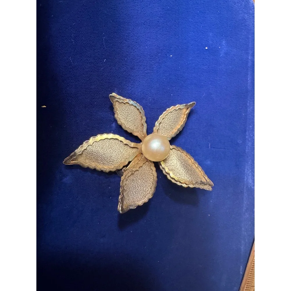 Vintage Gold Tone Textured Flower Brooch Faux Pearl Center Scalloped Petals 2